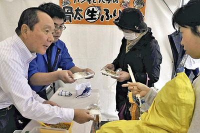 ふりかけグランプリに出場した時の私（左手前）。「カジキと穴子の骨太生ふりかけ」にした理由は、大会前日に大量にアナゴが水揚げされたから。乾燥ふりかけを作る技術は持ち合わせていませんでしたが、それがいい結果に結び付きました