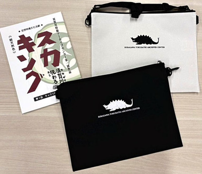 サコッシュは１個１０００円。「特撮の撮影現場の台本はＢ５サイズが主流」とのことから、Ｂ５のノートがすっぽり入る大きさになっている