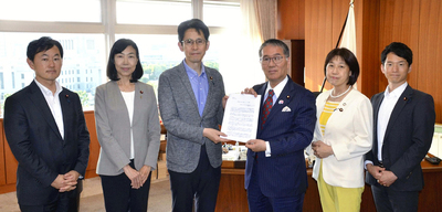 伊藤復興相（左から４人目）に要請する金子衆院議員（同２人目）ら