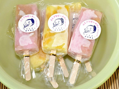 暑くても溶けない「ふしぎなピーチバー」（１本３００円）。温度によってシャリシャリからプルプルに食感が変化する