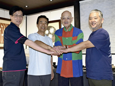 浪江町の地場産品の発信を誓う（左から）柴さん、近藤さん、佐藤さん、鈴木さんのメンバー