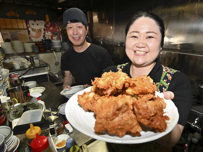 ボリューム満点の料理と笑顔で来店者を迎える文広さん（左）、顕子さん夫妻