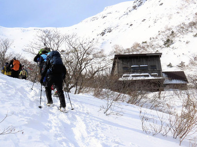 営業を休止しているくろがね小屋＝１月２７日