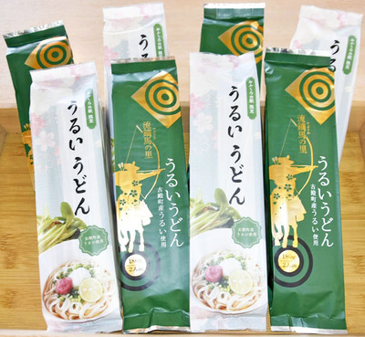 越代の桜や流鏑馬をモチーフとした包装も目を引くうるいうどん