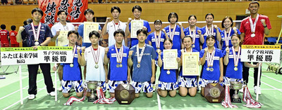 全国高校総体バドミントンの男子団体と女子団体でともに準優勝したふたば未来の選手やコーチ陣＝ソルトアリーナ防府