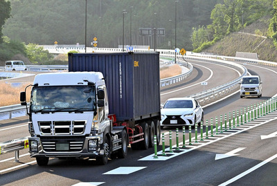 小名浜道路が開通し、早速荷物を運ぶトラックやトレーラーの姿が見られた。物流の円滑化などが期待される