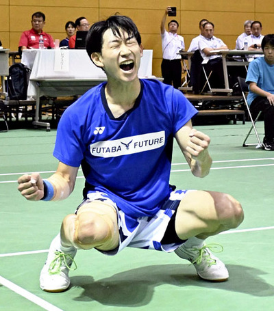 【バドミントン男子シングルス決勝】初優勝を決め、ガッツポーズをする川野寿真（ふたば未来）＝ソルトアリーナ防府