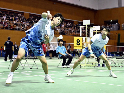 【バドミントン男子ダブルス決勝】相手ペアと競り合うふたば未来の川野（右）、山城組＝ソルトアリーナ防府