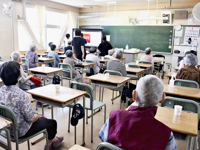 養護老人ホーム徳風園から集団避難した高齢者ら。教室のいすに座って津波警報の解除を待ったが、午後になると体調を崩す人が複数出たという＝７月３０日午前１１時半ごろ、いわき市・藤間中