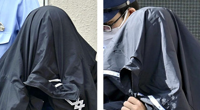 （右）送検される専門学校生の１９歳男（左）アルバイト従業員の２１歳男＝会津若松署