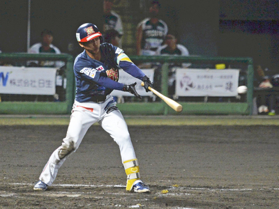 【福島―栃木】６回裏福島２死三塁、勝ち越し適時打を放つ加賀谷＝ヨーク開成山スタジアム