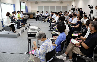 再生利用や県外最終処分について意見を述べる登壇者。約５０人が耳を傾けたが、関心の薄い「会場外」への波及が課題となっている＝福島市