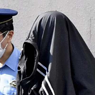 送検される容疑者＝２０日午前８時ごろ、会津若松署
