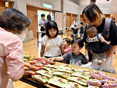よしいだキッチンで開かれた夏祭りを楽しむ子どもたち。子ども食堂では食事の提供だけでなく学習支援やイベントも行っている＝２１日、福島市