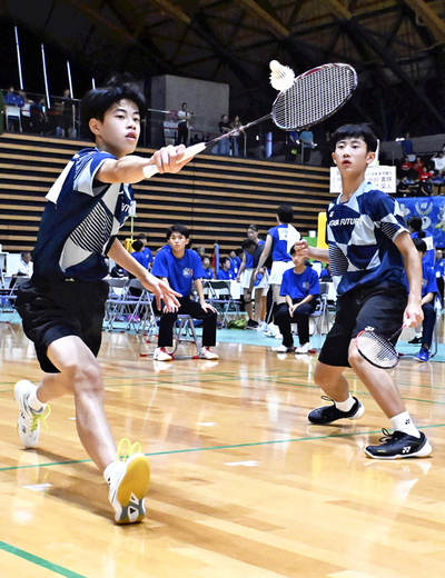 【バドミントン男子団体決勝】ふたば未来４連覇の原動力となったダブルスの小川（左）、西村組＝大分市・クラサス武道スポーツセンター