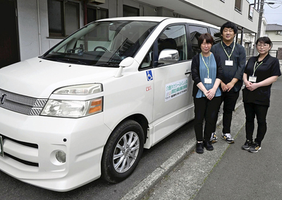 介護タクシーの利用を呼びかける職員＝福島市