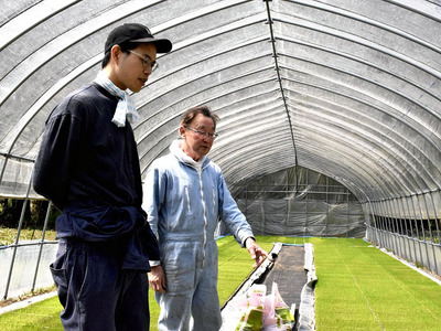 コメの成育について語り合う長橋さん（左）と岩橋さん。「新規の西会津のファンを増やしたい」と話す