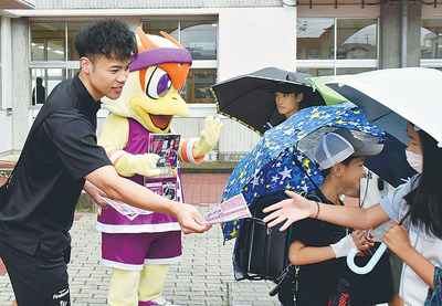チラシを配り、開幕戦のＰＲをする笠井選手（左）とボンズくん