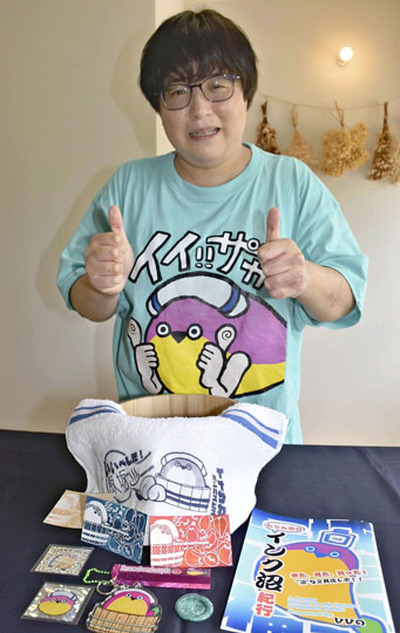 「イイ！！」のポーズでイイザカバンバスピスをアピールする佐々木さん