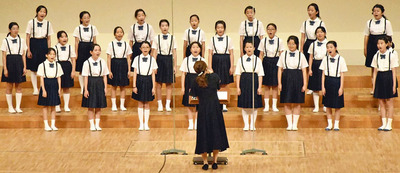 美しい歌声を響かせる児童ら