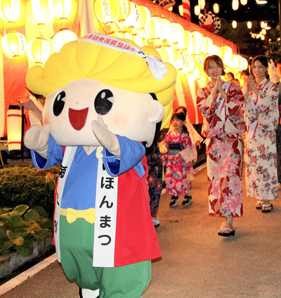 岳温泉の盆踊りを盛り上げる菊松くん＝８月２４日