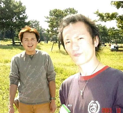 首都圏で介護職に就いていた時の私（右）。当初はもどかしさを感じたが、利用者に笑顔で楽しく過ごしてもらったり、信頼関係を築きながら、人生の最期を笑顔で幸せに過ごしてもらえる貴い仕事だと感じた