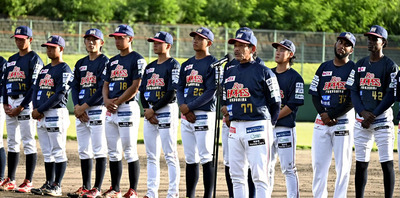 試合後に行われたホーム最終戦セレモニーで今季を振り返る沖監督（手前）