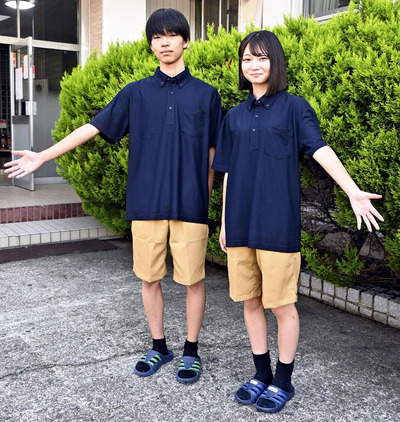 会津北嶺高が導入するポロシャツとハーフパンツの制服の試作品