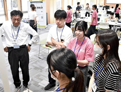 障害がある人のために自助具のアイデアを出し合う参加者