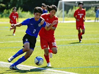 【富田中―ＡＺＵＬＥ　ＩＷＡＫＩ　Ｕｎｉｔｅｄ】前半、ライン際で激しく競り合う選手
