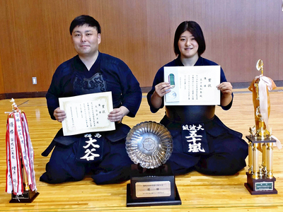 県剣道選手権大会で優勝した大谷（左）と県女子剣道選手権大会を制した五十嵐