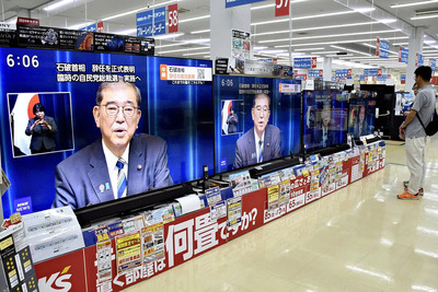 石破首相が辞任意向を表明する記者会見を伝えるテレビニュースが流れる店内＝７日午後６時５分ごろ、福島市・ケーズデンキ福島南本店