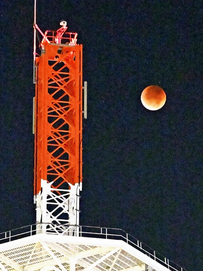 県内でも見られた皆既月食。満月が地球の影に完全に覆われると、赤黒く変わった＝８日午前２時４５分ごろ、郡山市