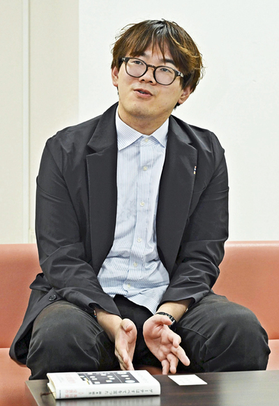 内堀知事に受賞の喜びを語った鈴木さん＝８日午後、県庁