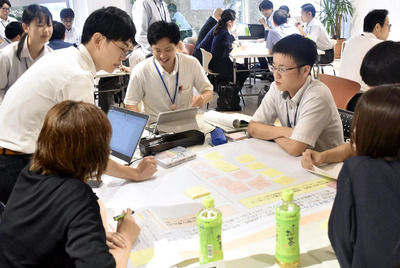 魅力的な企業、地域づくりに必要な取り組みを話し合う参加者