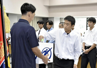 抽選に臨む選手ら