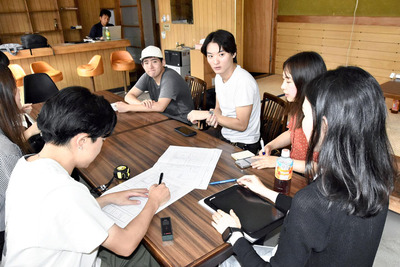施設内で図面を広げ、改修案を考えた玉川大芸術学部の学生ら＝１１日午後、玉川村・プレステイたまかわ
