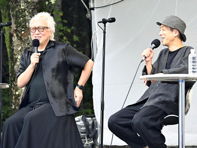 脚本を手がけたドラマに出演した西田さんのエピソードを語った宮藤さん（右）と震災後、復興に向けて西田さんから励まされた思い出を披露した箭内さん＝１３日午後、郡山市