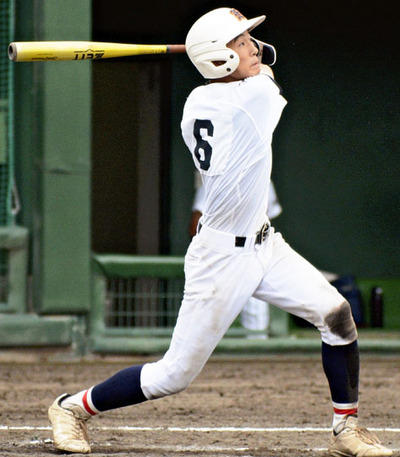 【郡山商―福島商】延長１１回１死二、三塁、決勝の犠飛を放つ福島商の鈴木＝ヨークいわきスタジアム