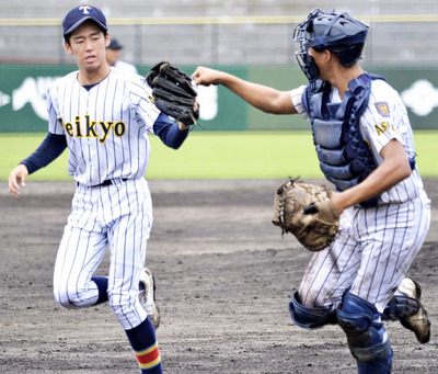 【安積―帝京安積】相手打者を打ち取り捕手笹島とタッチを交わす帝京安積の緑川（左）＝ヨーク開成山スタジアム