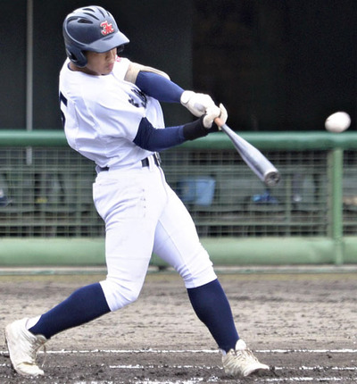 【福島工―会津農林】１回裏福島工１死二、三塁、先制の２点適時三塁打を放つ渡辺＝ヨーク開成山スタジアム