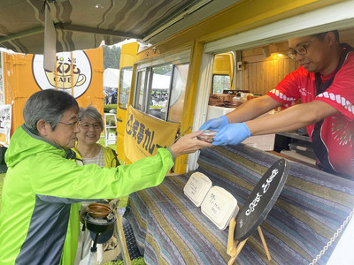 県内１７店のカレーを楽しむ来場者でにぎわうカレーまつり