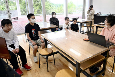 本多さん（右）から紙芝居の基礎などを学ぶ参加者