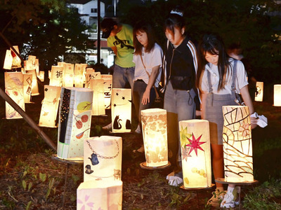 海老根手漉和紙を使った灯籠で秋の夜を彩った会場＝１４日午後、郡山市中田町