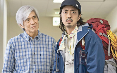 映画祭で登壇する、主人公の息子役を演じた若葉竜也さん（右）（Ｃ）２０２５「てっぺんの向こうにあなたがいる」製作委員会