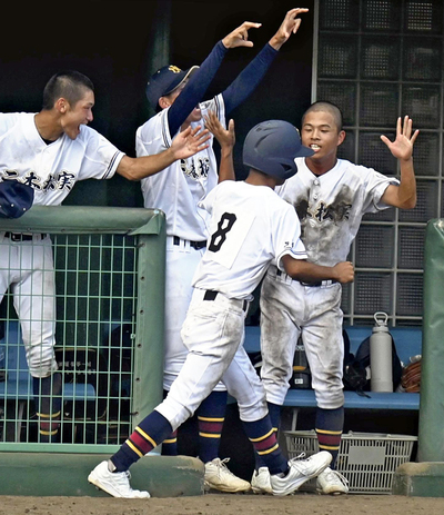 【小高産業技術―二本松実】９回表、生還した二本松実の国分蒼海〈８〉をベンチで迎える蒼空（右）＝信夫ケ丘球場