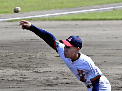 【修明・白河旭・県立石川―只見】６回裏１死満塁で登板し、無失点に抑えた只見の斎藤恋＝白河グリーンスタジアム