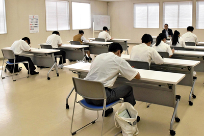 筆記試験に臨む高校生＝福島市・ＪＡふくしま未来本店