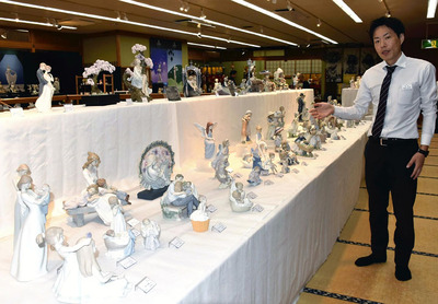 多彩な磁器製の作品が並んでいる会場