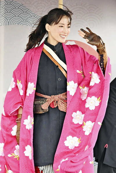 会津藩公行列に参加し、見物客に笑顔で手を振る綾瀬さん＝２０日午前、会津若松市